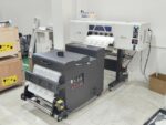 Professioneller DTF-Drucker für 60-cm-Rollen mit zwei Druckköpfen und automatischem Schüttler – Bild 2